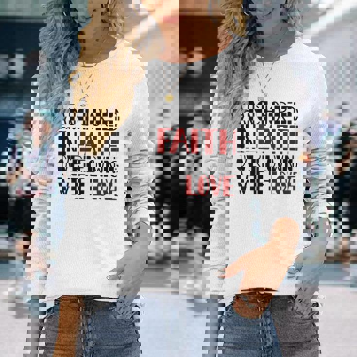 愛にあふれた信仰に定着するキリスト教バレンタイン。 長袖Tシャツ 彼女への贈り物