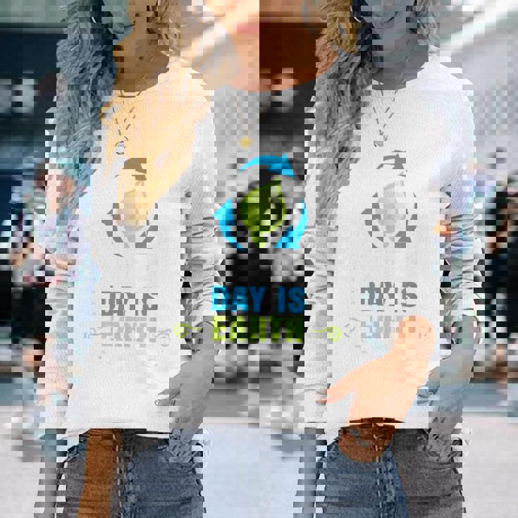 毎日のハッピーアースデイtシャツはアースデイのリサイクルです 長袖Tシャツ 彼女への贈り物