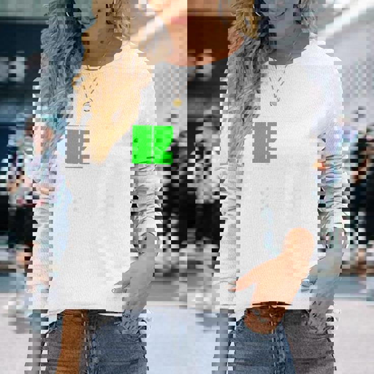 背中【充電中】電池 バッテリー おもしろ 面白い ギャグ ネタ ウケ狙い 笑える ユーモア おバカな 個性的な 長袖Tシャツ 彼女への贈り物