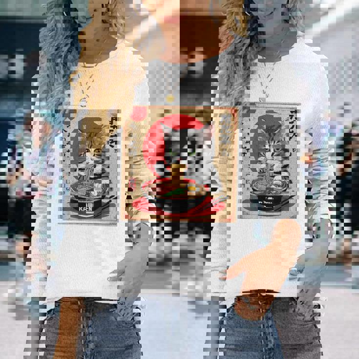 背中にラーメンを食べる緑色の目を持つ日本猫のデザイン。 長袖Tシャツ 彼女への贈り物