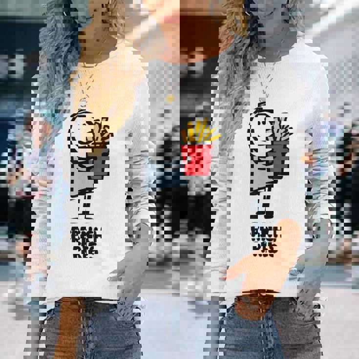 面白い漫画のキャラクターグラフィックが付いたクールでおいしいフライドポテト。 長袖Tシャツ 彼女への贈り物