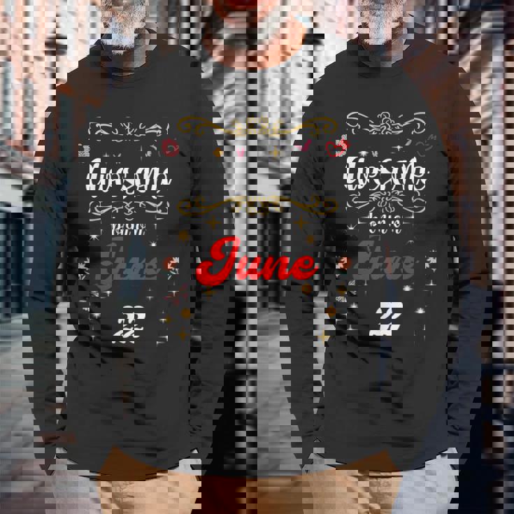 6月22日の誕生日に生まれた素晴らしい花と蝶。 長袖Tシャツ 高齢者への贈り物