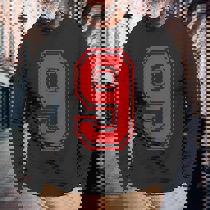 9番のスポーツスタイル。赤。 長袖Tシャツ 高齢者への贈り物