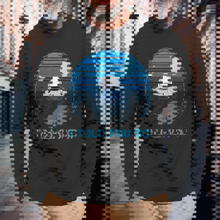 Alien Invasion In The Dark Ufo I Told Youo 長袖Tシャツ 高齢者への贈り物