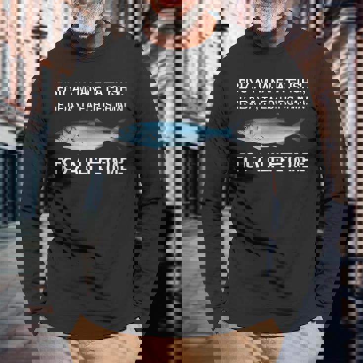 Buy A Man Eat Fish He Day Teaching Fish Man To A Lifetime 長袖Tシャツ 高齢者への贈り物