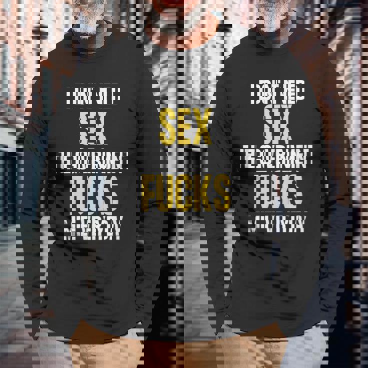 I Don't Needegs The Government F's Me Daily 長袖Tシャツ 高齢者への贈り物