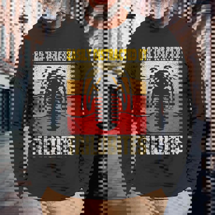 Easy Distracted By Trilobites Trilobite Lover 長袖Tシャツ 高齢者への贈り物