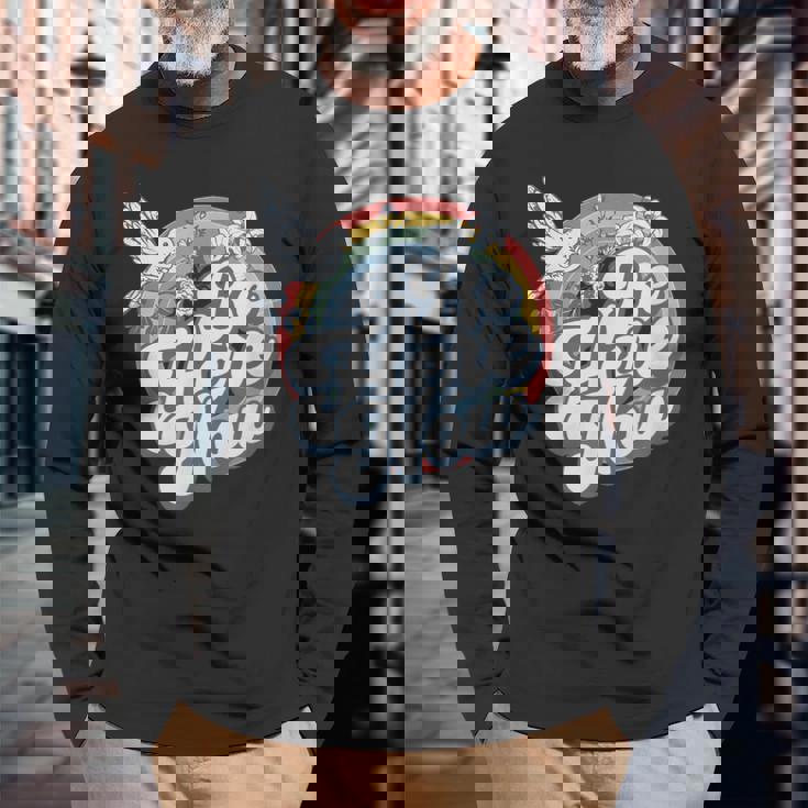 Be Here Now レトロ ヴィンテージ スピリチュアル マインドフルネス 長袖Tシャツ 高齢者への贈り物