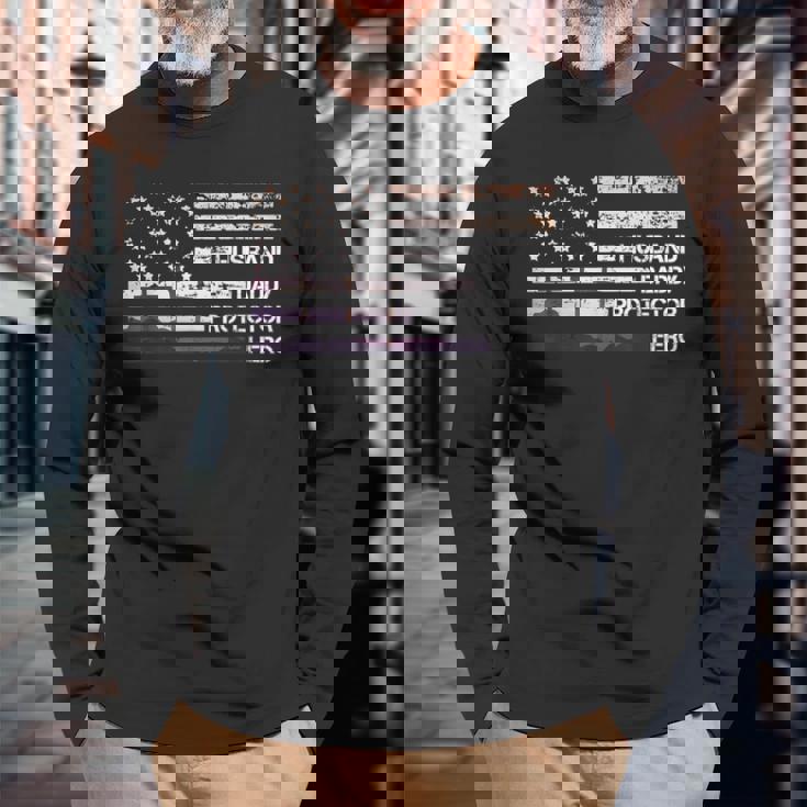 Husband Daddy Protector Hero American Flag Cool Dad 長袖Tシャツ 高齢者への贈り物