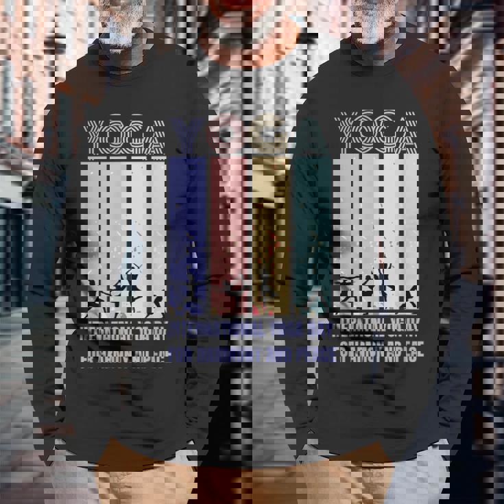 International Yoga Day For Harmony And Peace 長袖Tシャツ 高齢者への贈り物