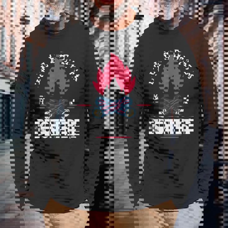 Life Is Better By The Bonfire キャンプファイヤー キャンプ アウトドア ハイカー 長袖Tシャツ 高齢者への贈り物