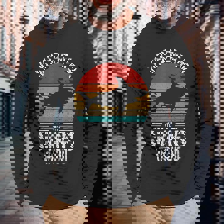 Life Is Better Withharks Around レトロ シャーク 長袖Tシャツ 高齢者への贈り物