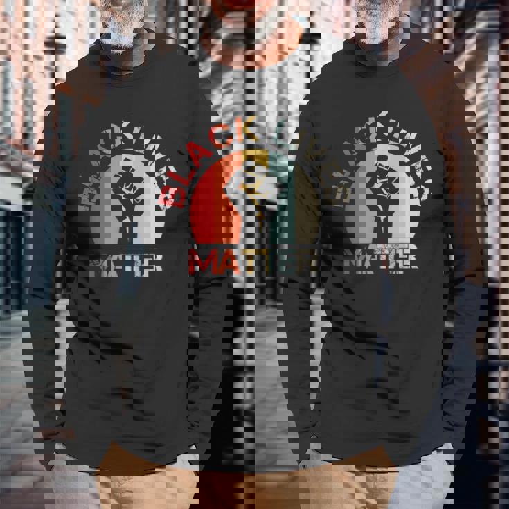 Lives Matter Raised Fist Retrointage No Racism 長袖Tシャツ 高齢者への贈り物