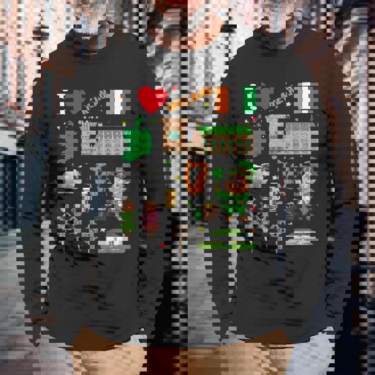 I Love Ireland。手描きアイルランドのランドマーク、旗、地図 長袖Tシャツ 高齢者への贈り物