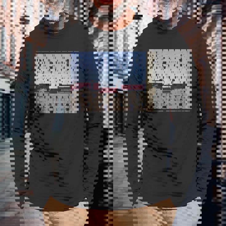 Magritteによるゴルコンダの有名な絵画。 長袖Tシャツ 高齢者への贈り物