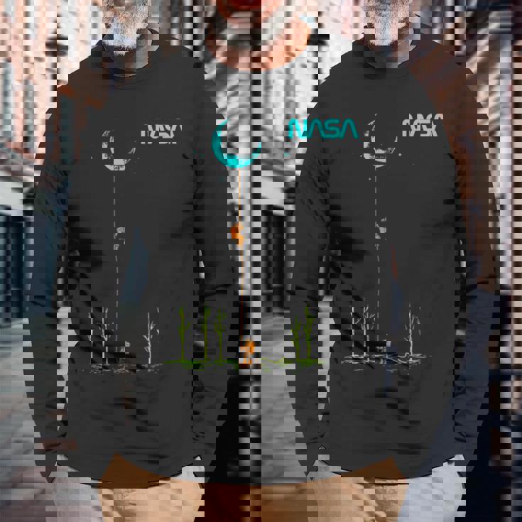 Nasaの宇宙飛行士がロープを登ってムーンワームのロゴを目指す 長袖Tシャツ 高齢者への贈り物