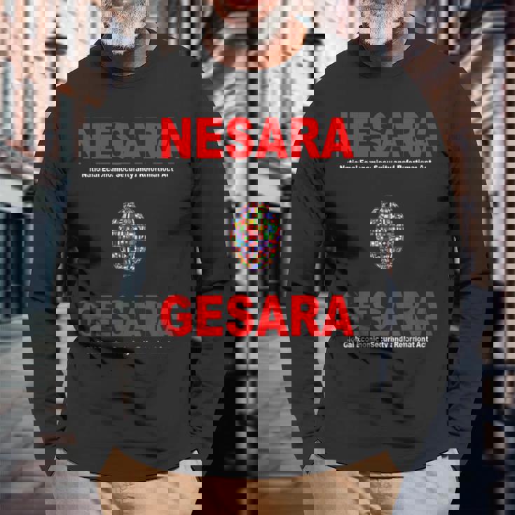 Nesara Gesara、赤い文字。 長袖Tシャツ 高齢者への贈り物