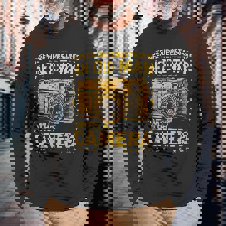 Never Underestimate An Old Man With A Camera レトロ ヴィンテージ 長袖Tシャツ 高齢者への贈り物