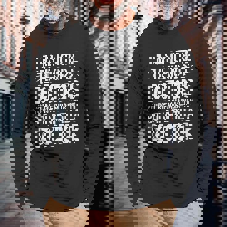 Not Your Typical Doctor Buttill A Doctor 長袖Tシャツ 高齢者への贈り物