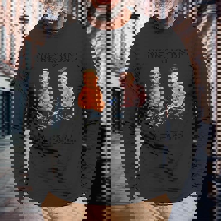 Nukes Don't Kill People…ドナルド・トランプとキム・ジョンウンティー 長袖Tシャツ 高齢者への贈り物