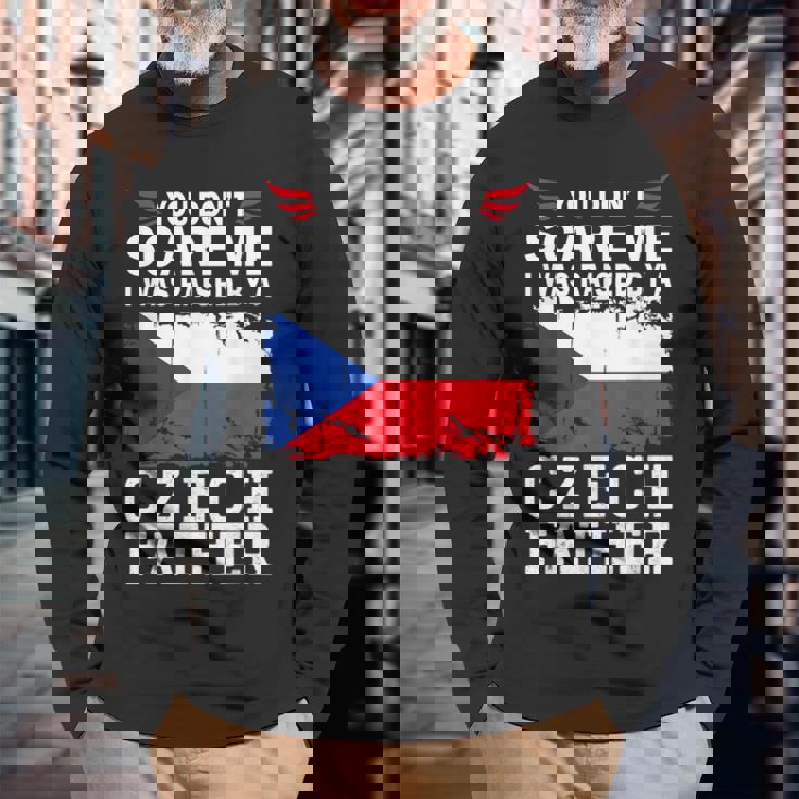 Raised By A Czech Father Father's Day Czech Republic Flag 長袖Tシャツ 高齢者への贈り物