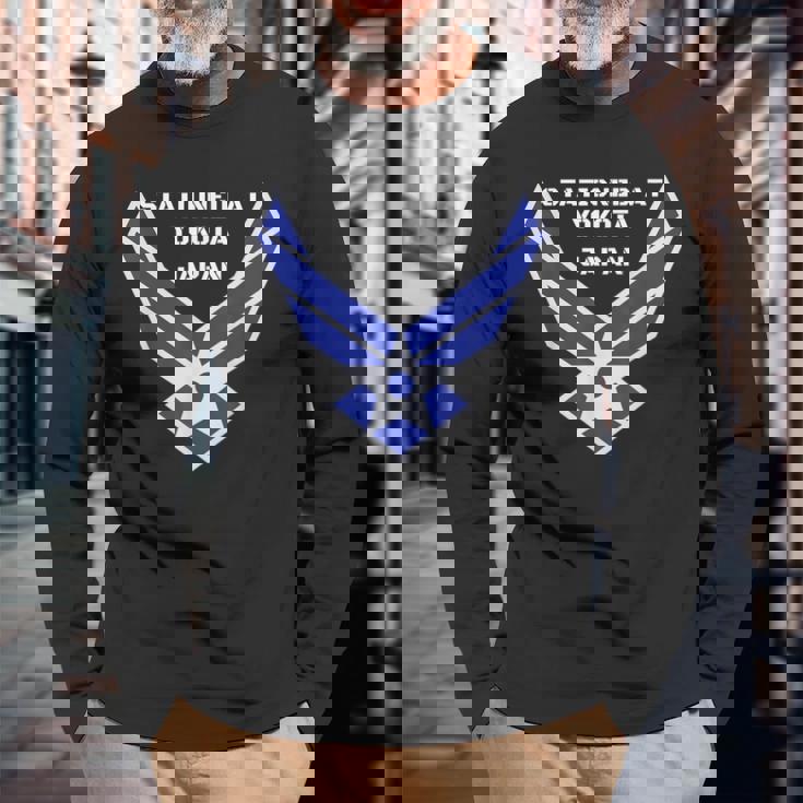 Stationed At Yokota Japan 日本 キャンプ 横田 よこた での任務のツアー 長袖Tシャツ 高齢者への贈り物