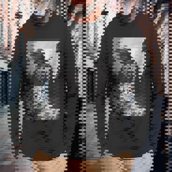 Ufo と面白い猫のセルフィー 長袖Tシャツ 高齢者への贈り物