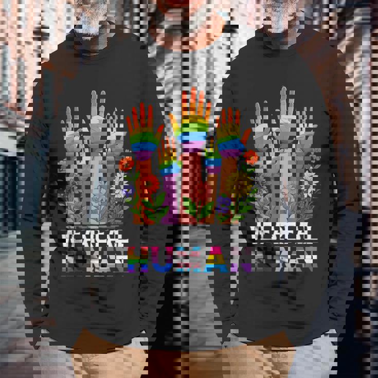 We Are All Human レインボー Lgbt Lgbtq トランスジェンダー ハンドフラワー 長袖Tシャツ 高齢者への贈り物