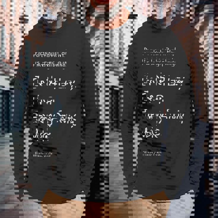 ”私は怠けているのではなく、省エネモードなんです。英訳）ユニークなメッセージ 長袖Tシャツ 高齢者への贈り物