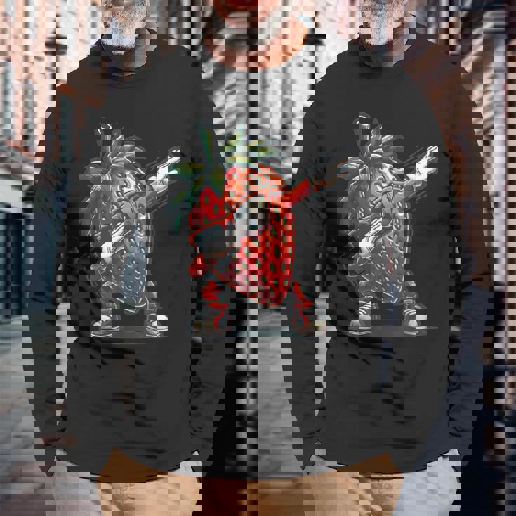 いちごを軽くたたくダンスいちごの果実を軽くたたく 長袖Tシャツ 高齢者への贈り物