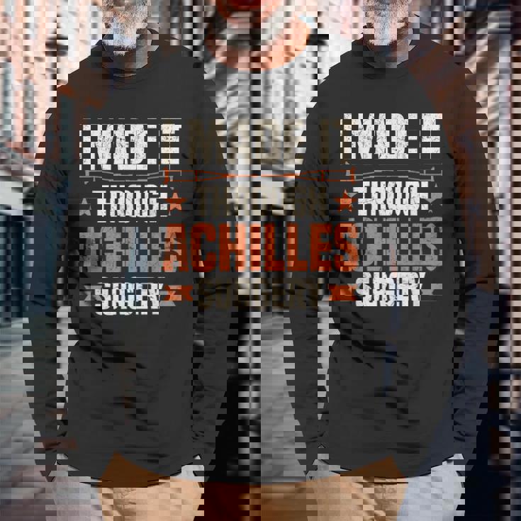 おかしな手術 サバイバー デザイン リカバリー アキレス手術 長袖Tシャツ 高齢者への贈り物