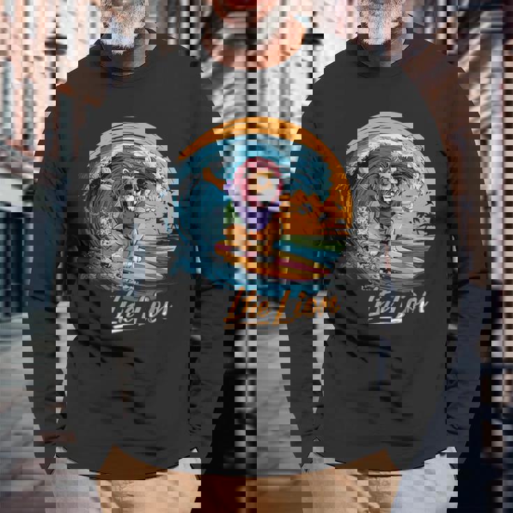 おもしろい ライオン サーフィン ライオン スポーツ サーファー 動物 恋人 夏 長袖Tシャツ 高齢者への贈り物