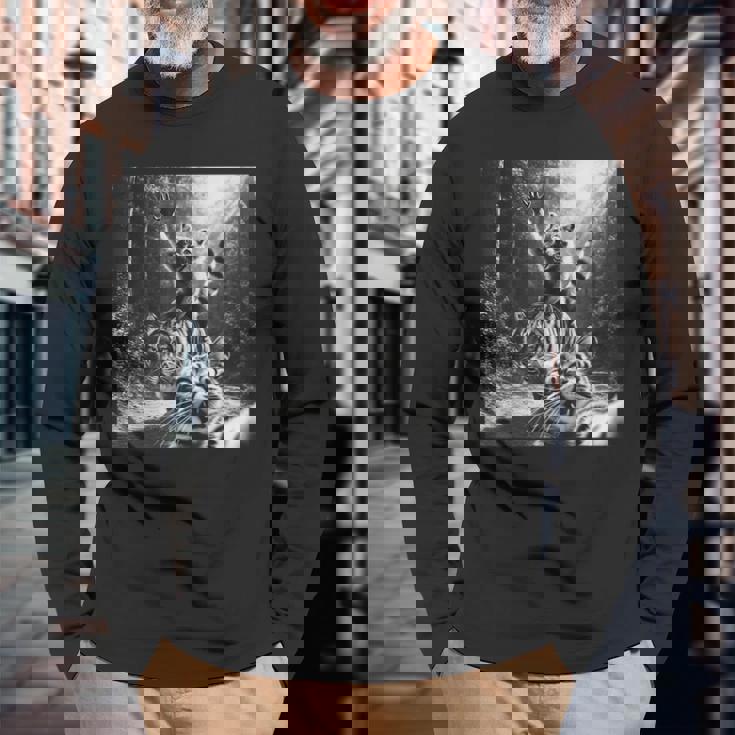 おもしろいアライグマ乗馬トラ驚いた怖い猫の自撮り。 長袖Tシャツ 高齢者への贈り物