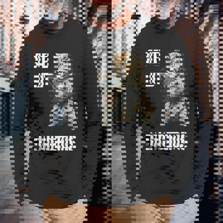 かわいいけど危険な空手 面白い テコンドー 猫 格闘技 長袖Tシャツ 高齢者への贈り物