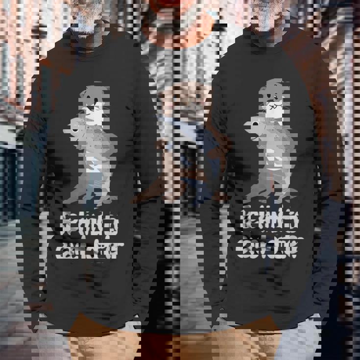 かわいいカワウソと魚と面白い言い方おかしいカワウソ 長袖Tシャツ 高齢者への贈り物