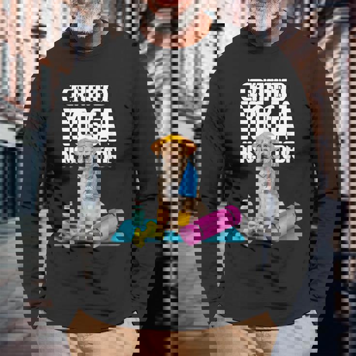 かわいい黄色いラブラドールヨガの先生が犬の子犬のためにヨガを作ります。 長袖Tシャツ 高齢者への贈り物