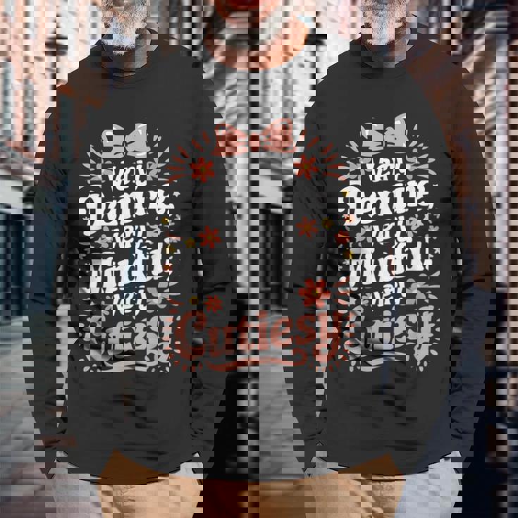 かわい子ちゃんの服はとても控えめで、とてもマインドフルで、とてもかわいいです。 長袖Tシャツ 高齢者への贈り物