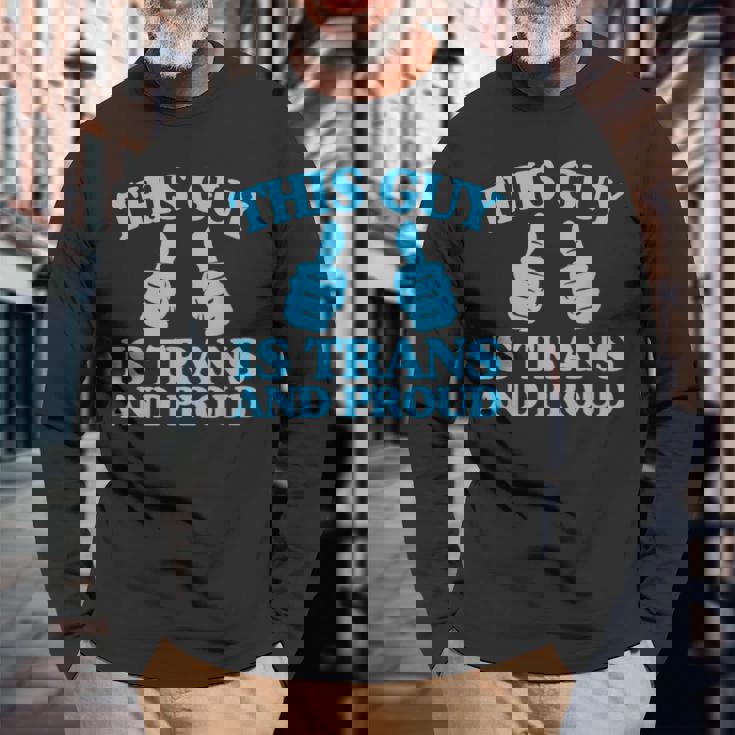 この男はトランスジェンダーで誇り高きトランスジェンダープライド二本指 長袖Tシャツ 高齢者への贈り物