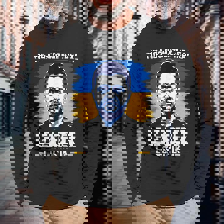 これが本当のリーダーがzelenskyをサポートしているように見えるものです。 長袖Tシャツ 高齢者への贈り物