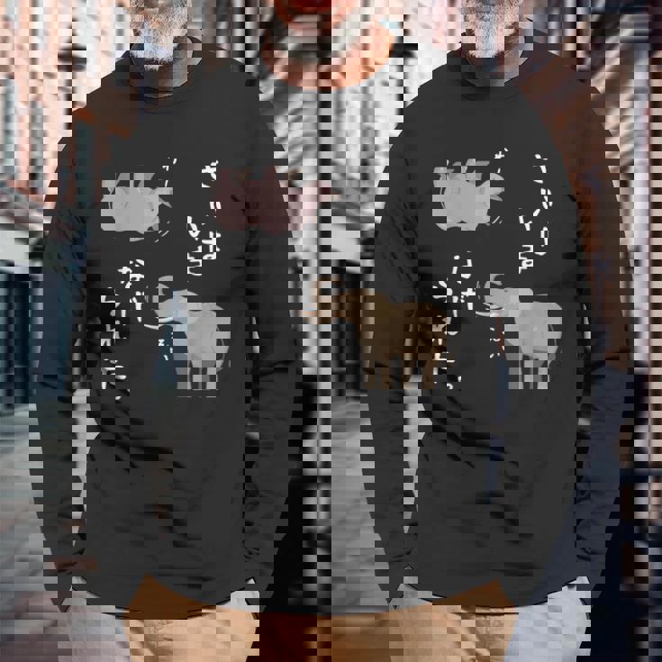 さいはいまなげられた ゾウ サイ かわいい 長袖Tシャツ 高齢者への贈り物