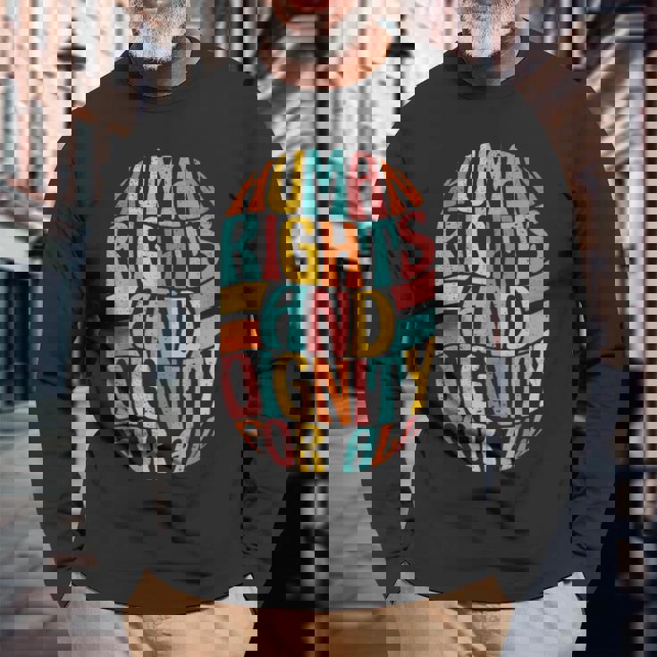 すべての人に人権と尊厳を 長袖Tシャツ 高齢者への贈り物