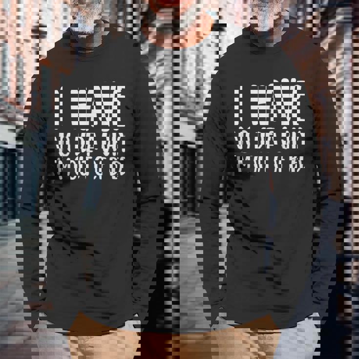 なぜベッドから出ているのか分からない 長袖Tシャツ 高齢者への贈り物