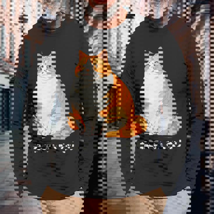 ねこのいいなり 猫 ネコ ぽっちゃり オレンジ猫 茶白猫 茶トラ白猫 イラスト 猫好き おしゃれ かわいい 長袖Tシャツ 高齢者への贈り物