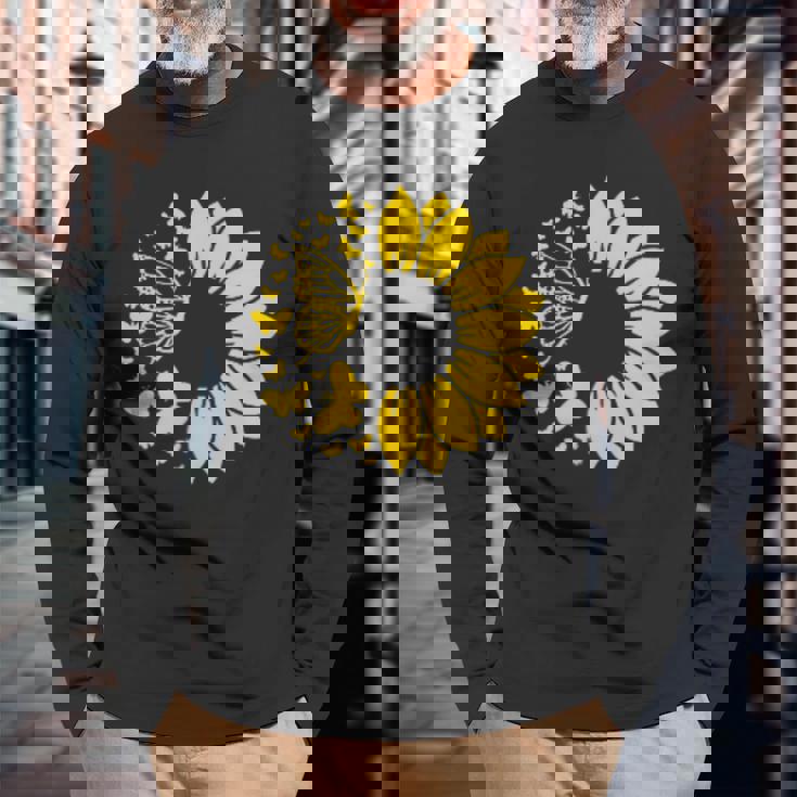 ひまわりと蝶のシルエット、自然の調和。 長袖Tシャツ 高齢者への贈り物