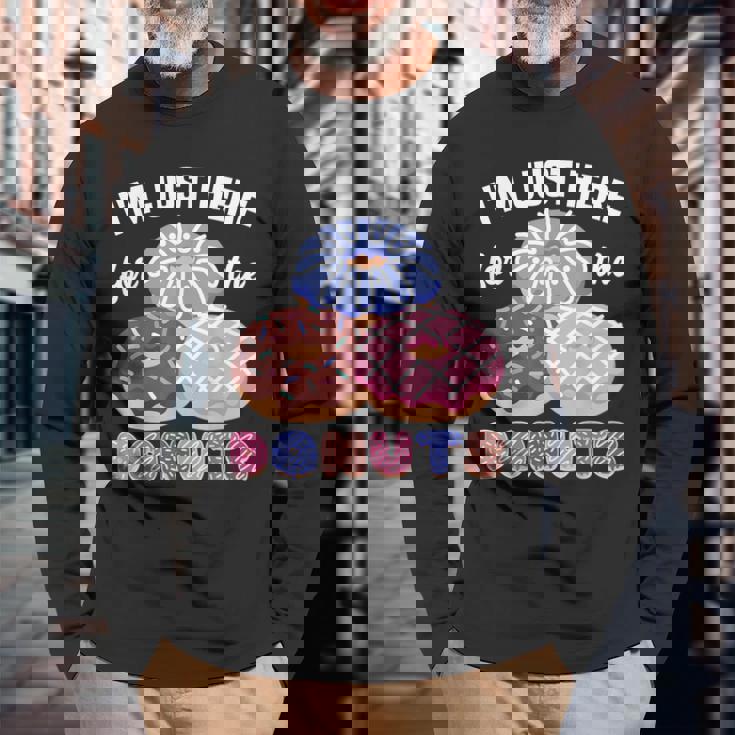アイム・ジャスト・ヒア・フォー・ザ・ドーナツ・ファニー・ドーナツ・ラヴァー・ドーナツ 長袖Tシャツ 高齢者への贈り物