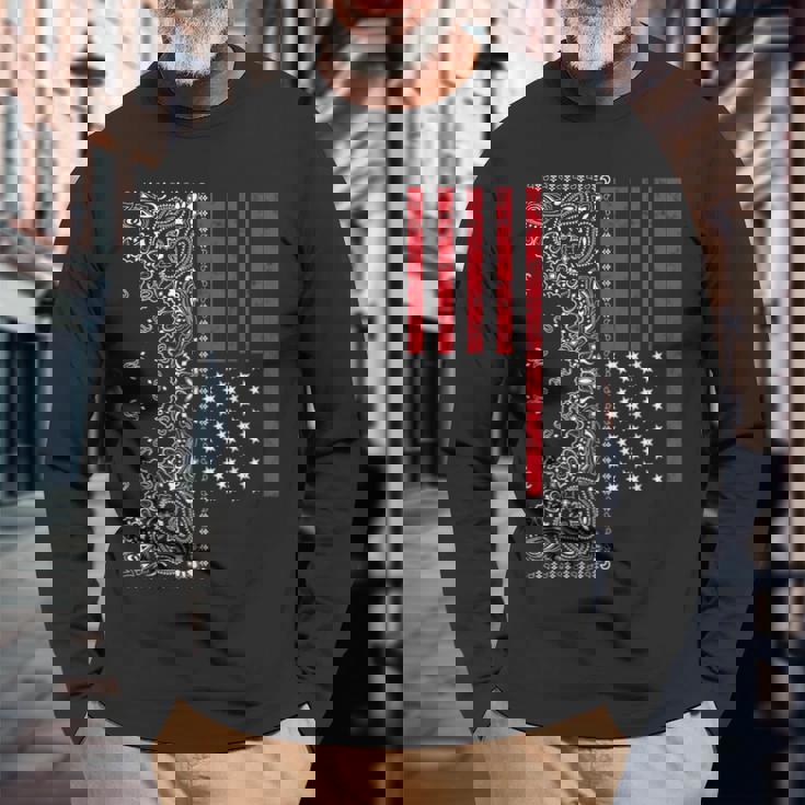 アメリカ、愛国的なアメリカ国旗、ペイズリー、バンダナプリント。 長袖Tシャツ 高齢者への贈り物