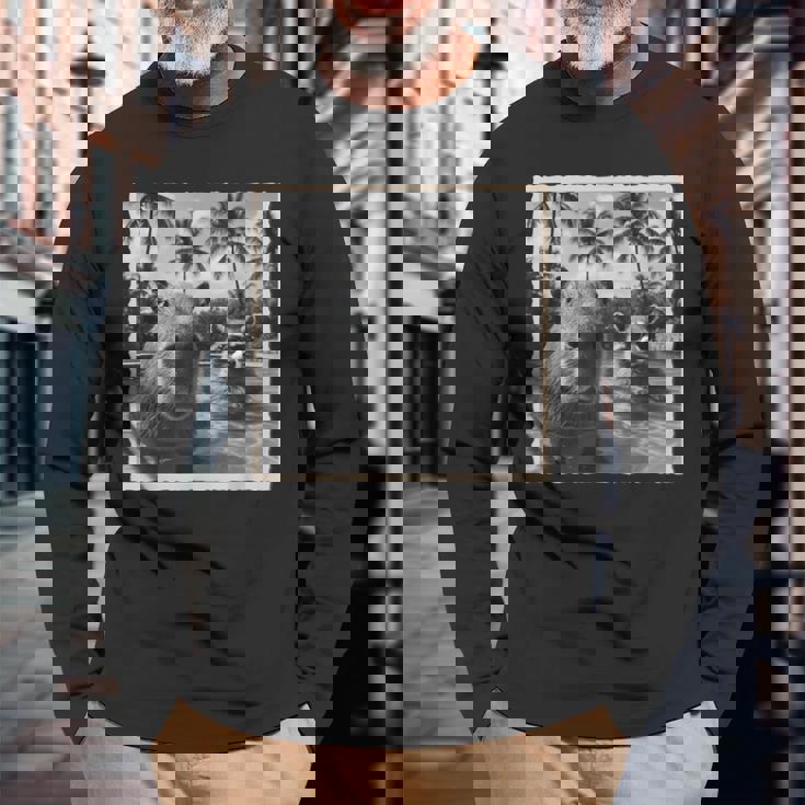 アライグマとカピバラ自撮り 長袖Tシャツ 高齢者への贈り物