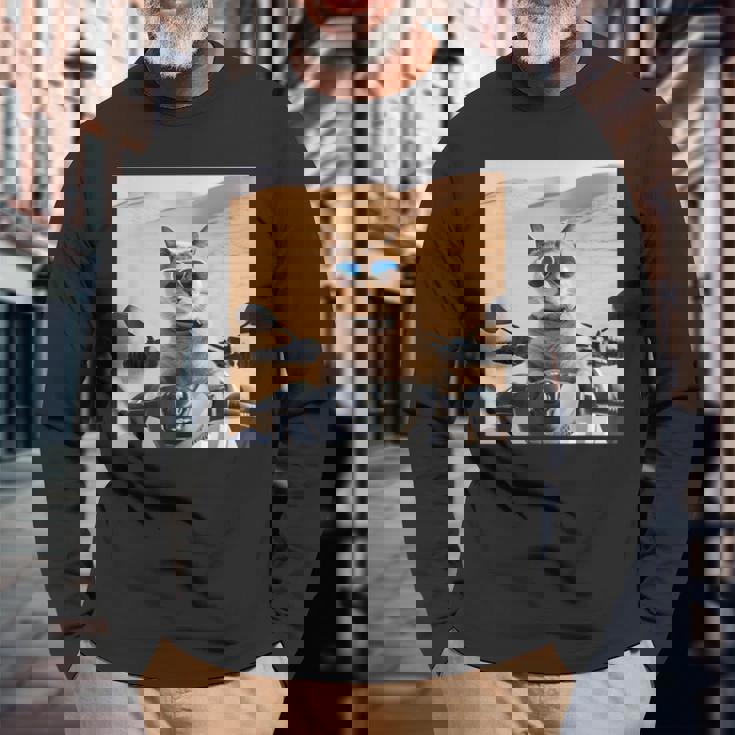 アラビア砂漠でサングラスをかけた猫、ドバイにマッチ。 長袖Tシャツ 高齢者への贈り物