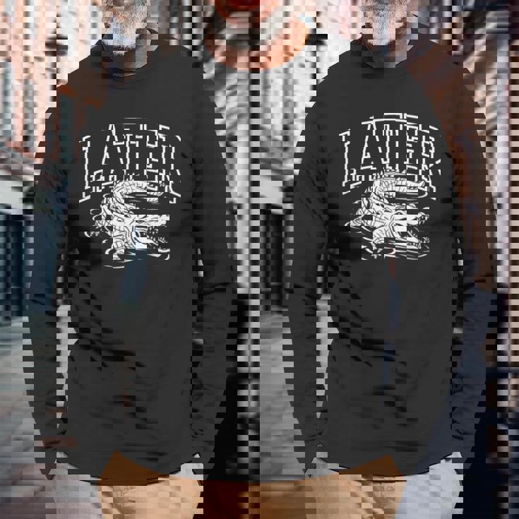 アリゲーター後で面白い皮肉なグラフィックノベルティ格言 長袖Tシャツ 高齢者への贈り物