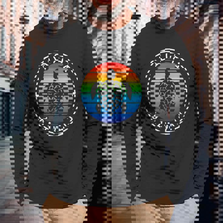 アロハ ハワイ ハワイアン ウミガメ ビーチ オーシャン レインボー ホヌ 長袖Tシャツ 高齢者への贈り物